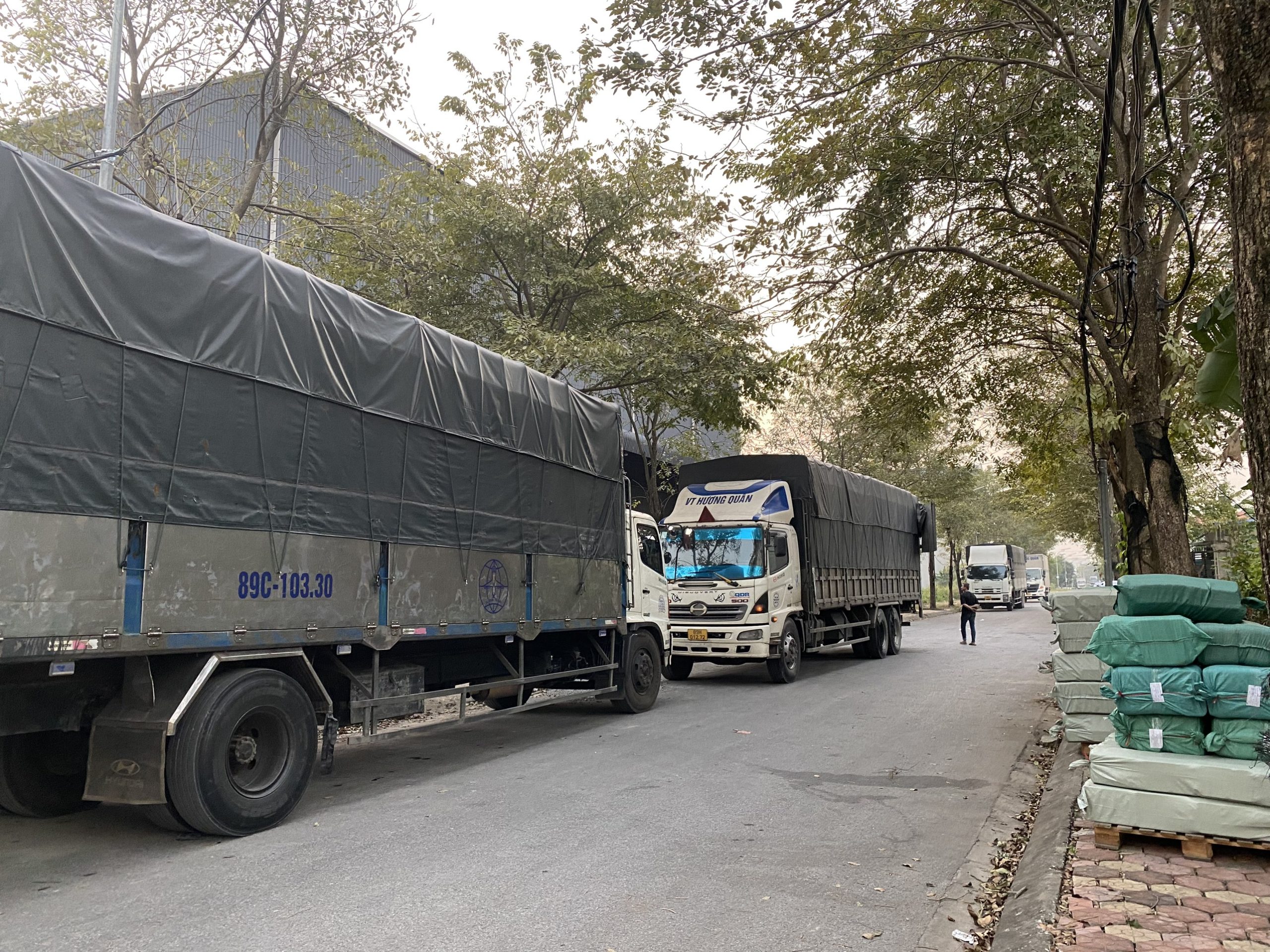 Kiểm tra tình trạng xe tải trước khi thuê