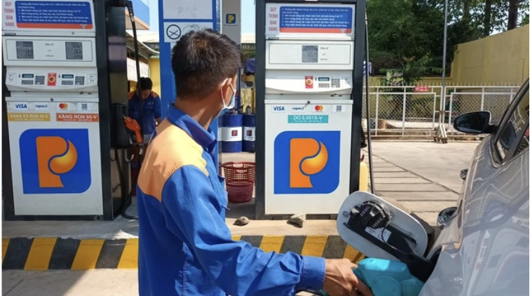 Sự biến động của xăng dầu ảnh hưởng đến giá vận chuyển hàng hoá