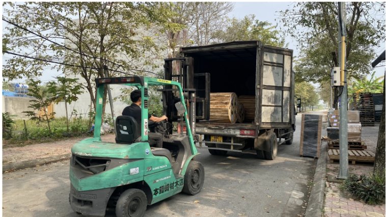 xe nâng, xe tải nhỏ, đường phố, cây xanh