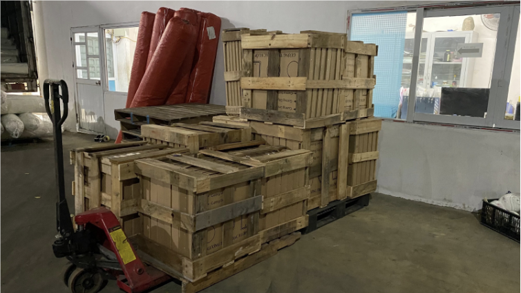 Đóng kiện hàng hóa tại kho Hương Quân