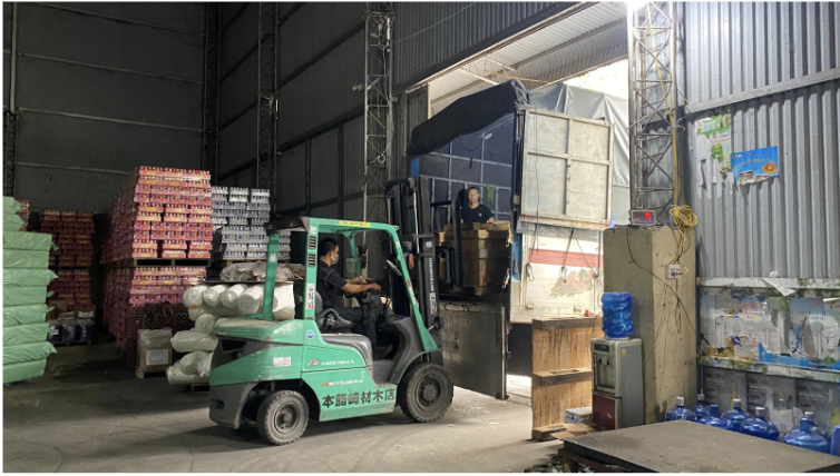 Xếp hàng hóa lên xe