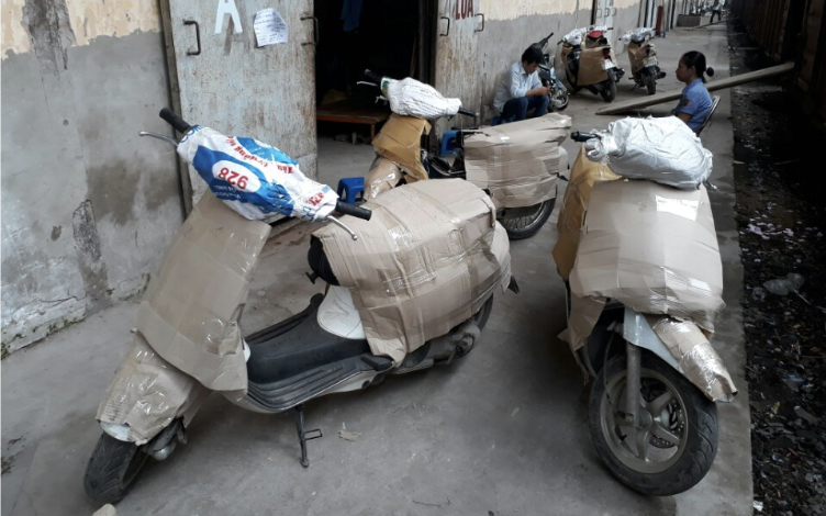 Xe máy được bọc lót trước khi vận chuyển