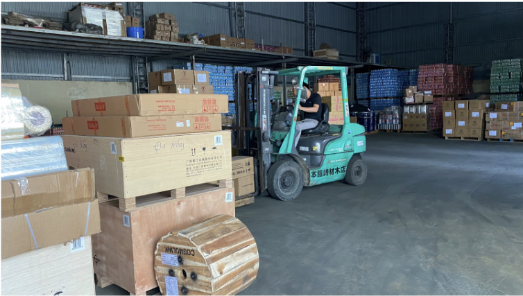 Bốc xếp hàng hóa bằng xe nâng