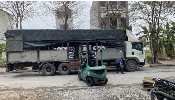 Bốc xếp hàng hóa tại Hương Quân Logistics 