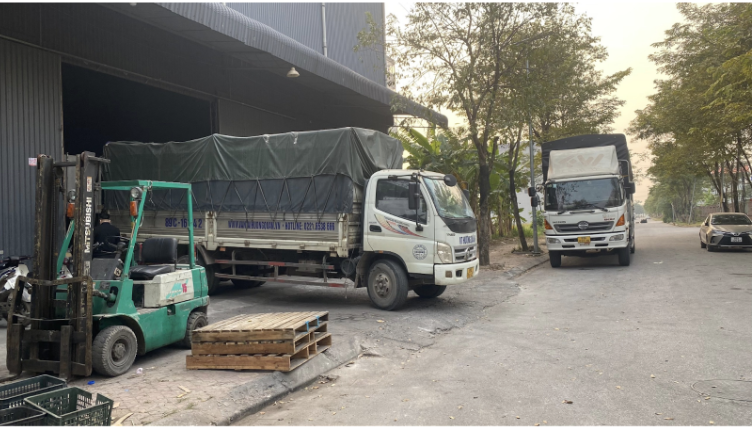 Điều phối xe gửi hàng Bắc Nam tại kho Hương Quân