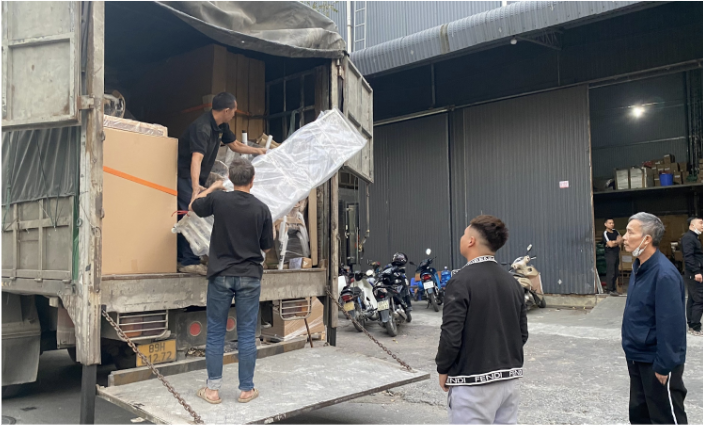 Xếp dỡ hàng hóa tại kho Hương Quân 