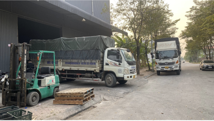 Xe tải chuyển hàng hóa tại kho Hương Quân