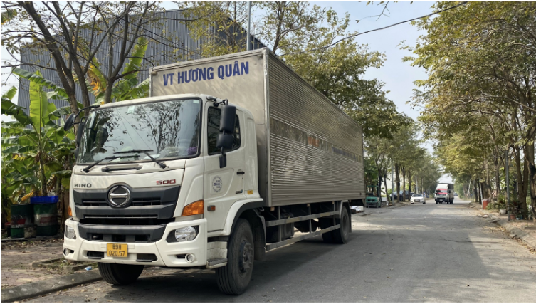 Xe tải chở hàng tại Hương Quân Logistics