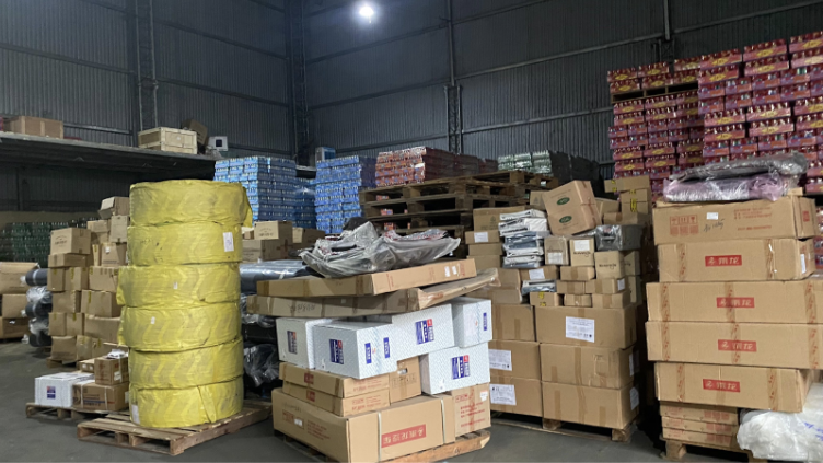Hàng hóa tại kho Hương Quân