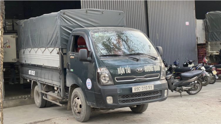 Xe tải chở hàng tại Hương Quân