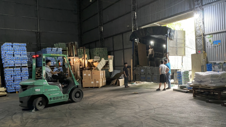 Bốc xếp hàng hóa tại kho Hương Quân