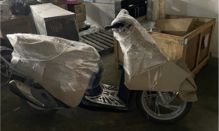Xe máy được bọc lót kỹ càng tại kho Hương Quân