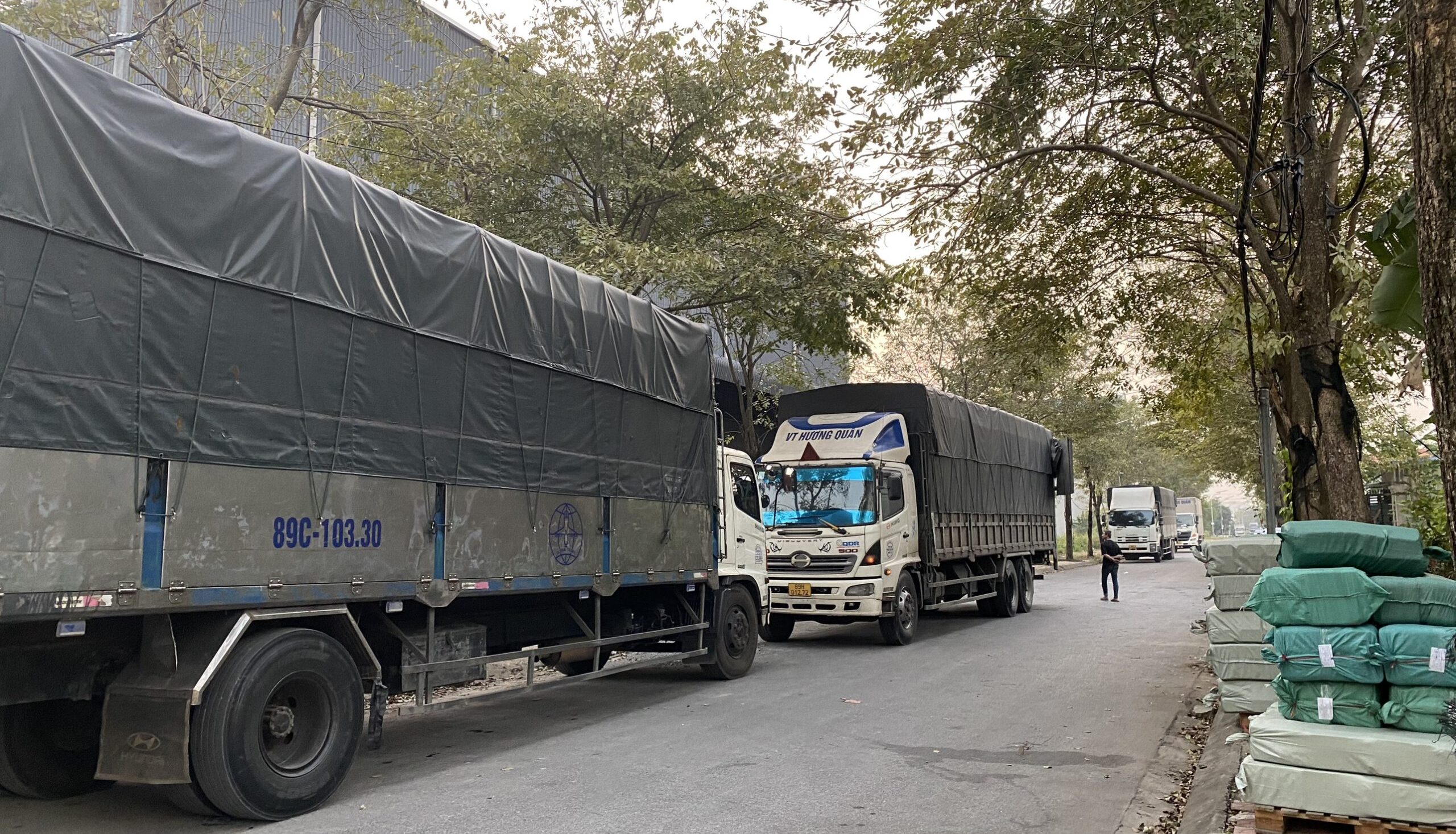 Tập kết hàng hóa vận chuyển giữa Hà Nội và TP.HCM