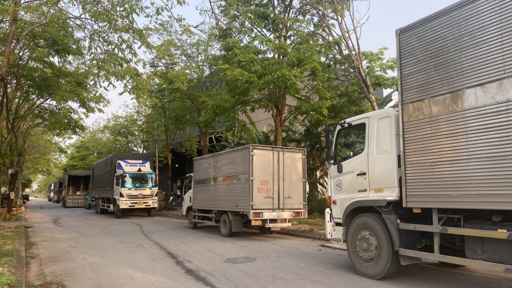 Xe tải chuẩn bị giao hàng vào nhà máy tại Bắc Ninh
