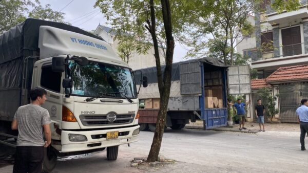 Xe tải thực hiện vận chuyển hàng Bắc Nam