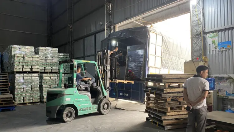 Nhân công bốc xếp hàng hóa tại điểm nhận