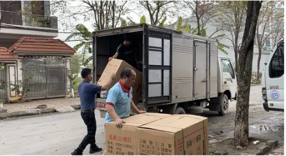 Hàng hóa được tập kết trước khi vận chuyển đi Thanh Hóa