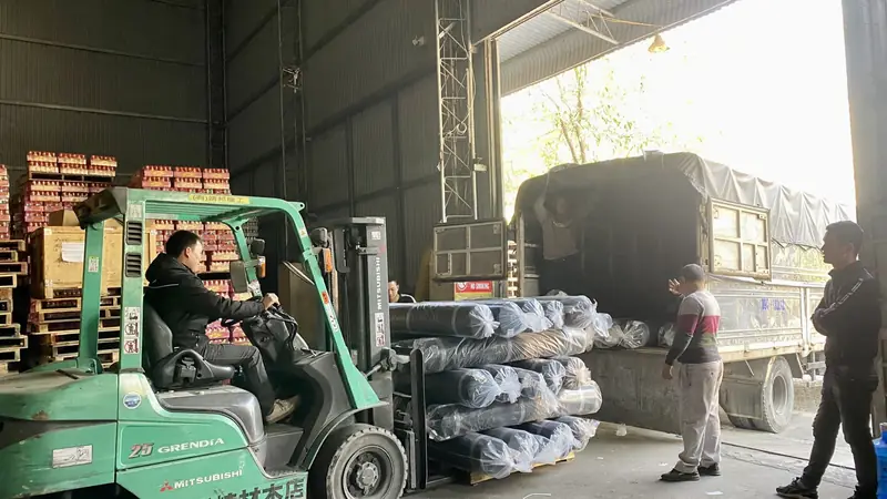 Hàng hóa được tập kết trước khi bốc xếp