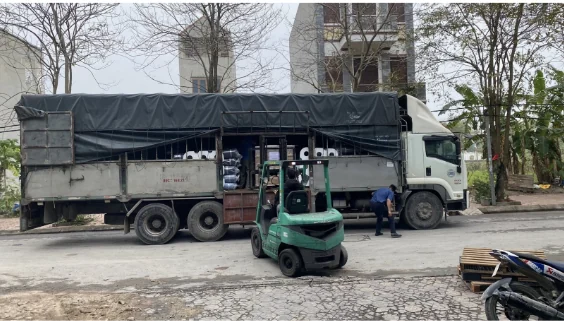 Xe nâng bốc xếp kiện hàng tại kho