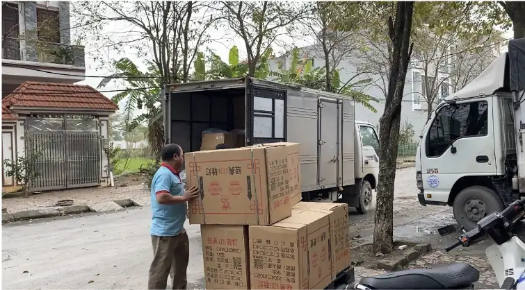 Các thùng hàng nhỏ được chuẩn bị để xếp lên xe tải