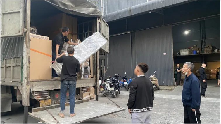 Kiểm tra kiện khi giao hàng tại khu vực Bình Dương