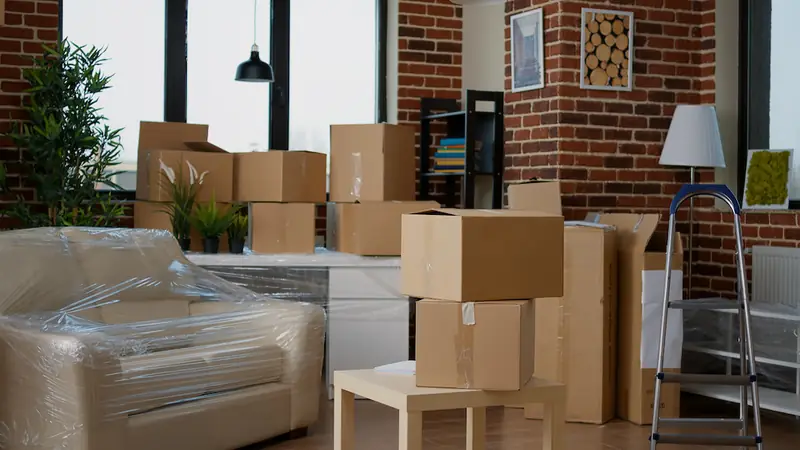 Đóng gói đồ dễ vỡ trước khi vận chuyển