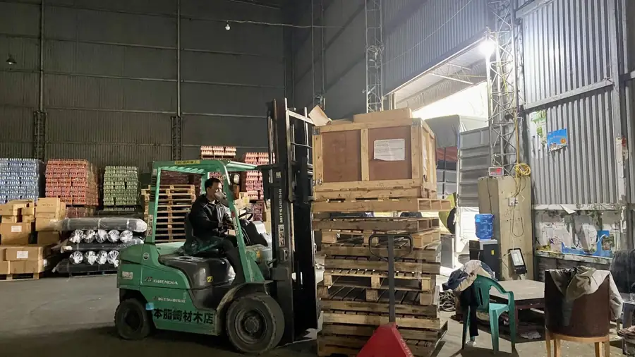 Hàng hóa được sắp xếp lên xe vận chuyển tại Hà Nội