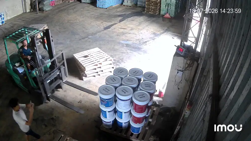 Các kiện hàng được tập kết tại khu vực kho
