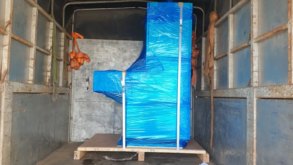 Hàng hóa được sắp xếp bên trong thùng xe tải