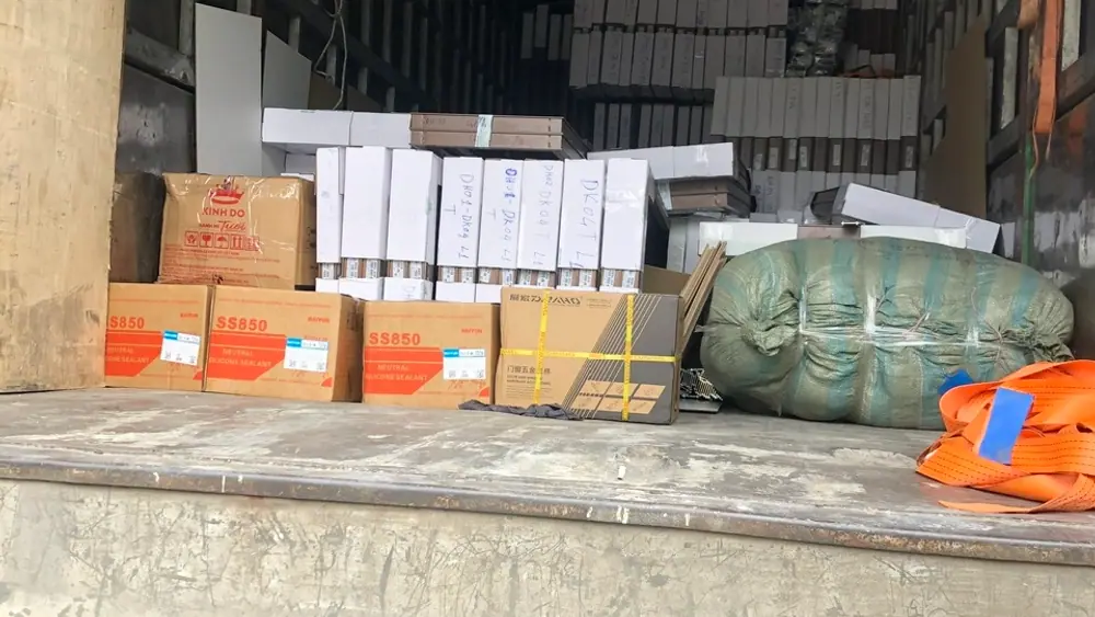 Hàng được xếp lên xe mui bạt