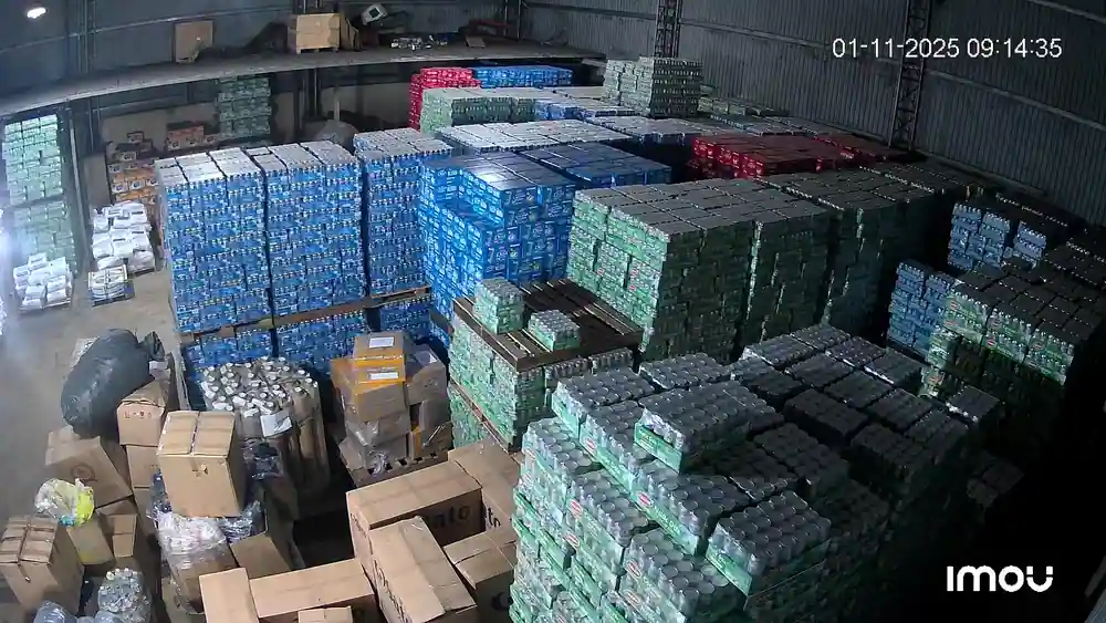 Các kiện hàng được tập kết tại khu vực kho