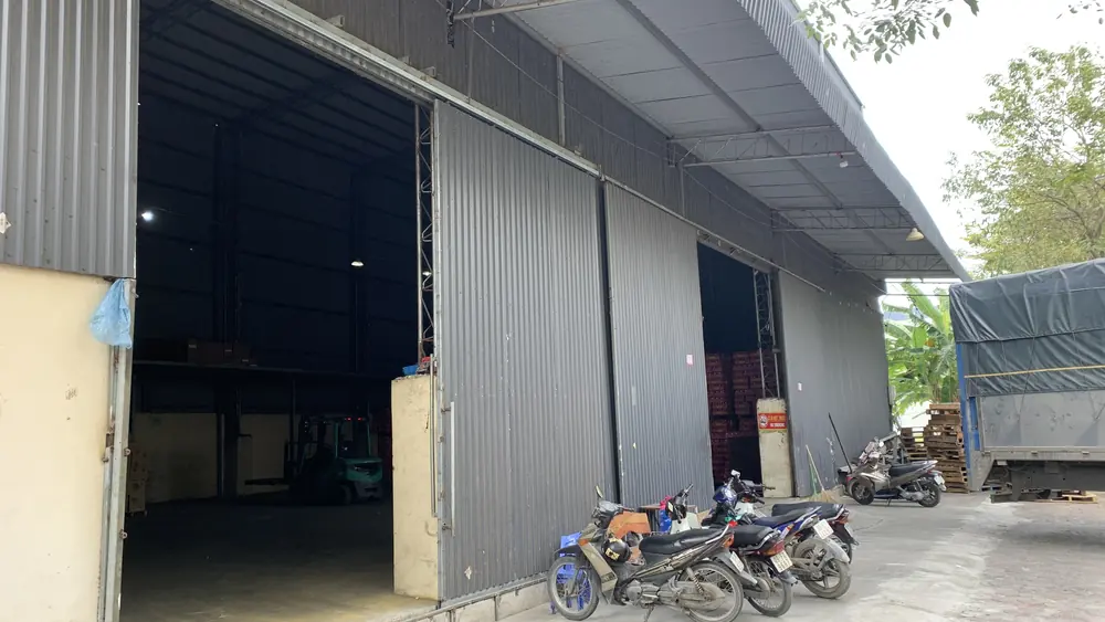 Các kiện hàng được tập kết tại khu vực kho