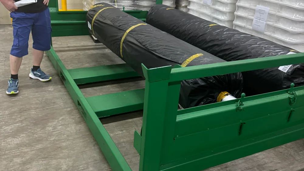 Kiện hàng được chuẩn bị để bốc dỡ thủ công