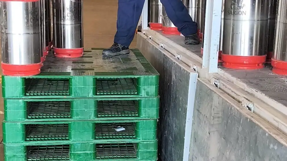 Các kiện hàng được tập kết tại khu vực kho