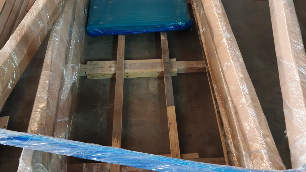 Các kiện hàng được tập kết tại khu vực kho
