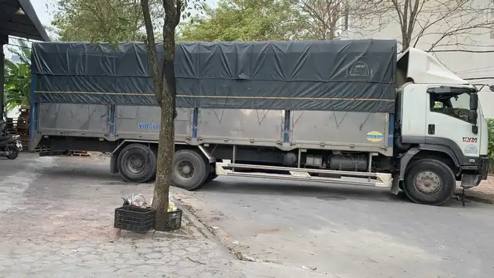 Xe tải trong hoạt động nhận và vận chuyển hàng