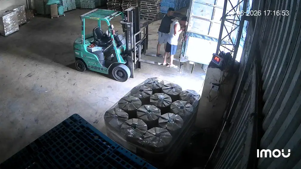 Xe nâng xử lý pallet hàng tại khu vực kho