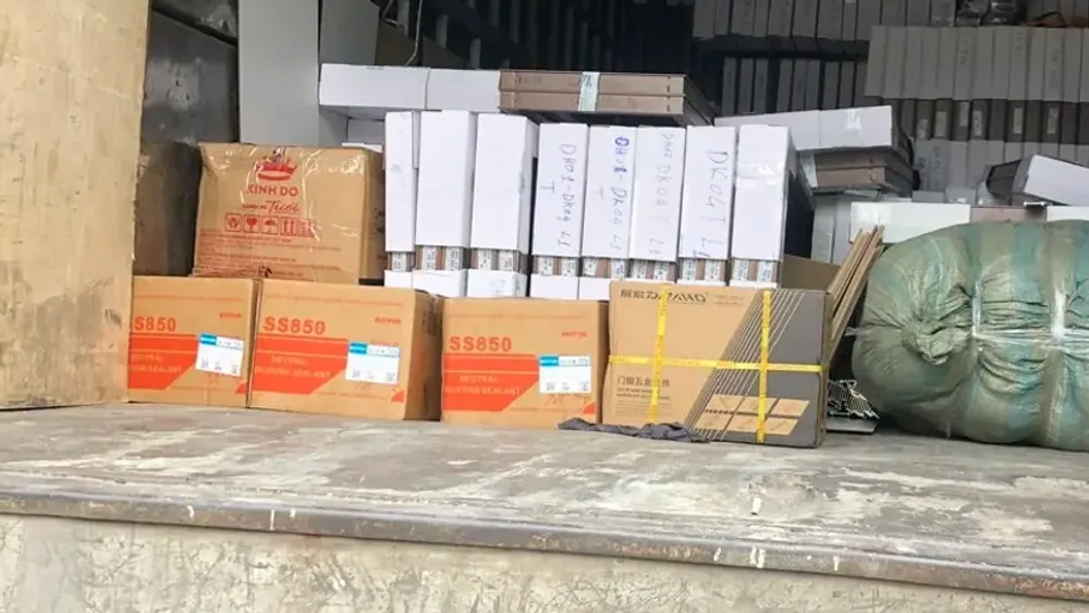 Các kiện hàng được tập kết tại khu vực kho