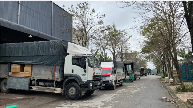 Các kiện hàng được tập kết tại khu vực kho