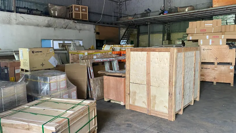 Loại Hàng Hóa Công Nghiệp Những mặt hàng hóa công nghiệp như máy móc, thiết bị điện tử, tủ điện...