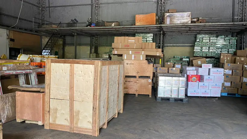 Các kiện gỗ và thùng hàng trong kho