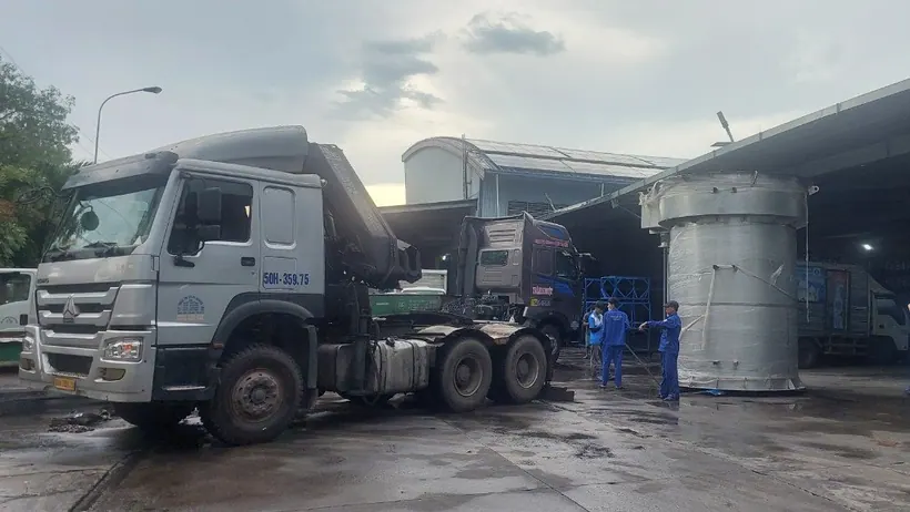 Các kiện hàng được tập kết tại khu vực kho