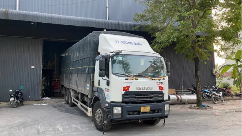 Xe tải Hương Quân tại kho bãi nhận hàng Bắc Nam