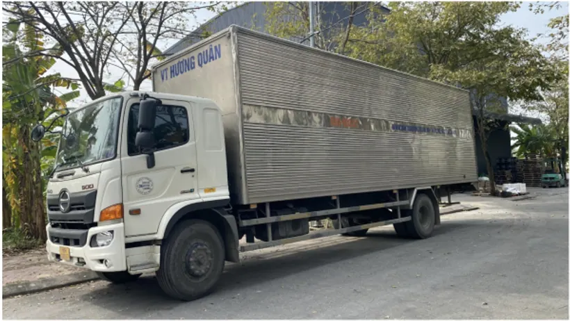 Xe tải trong hoạt động nhận và vận chuyển hàng