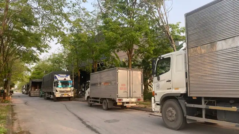 Xe tải trong hoạt động nhận và vận chuyển hàng