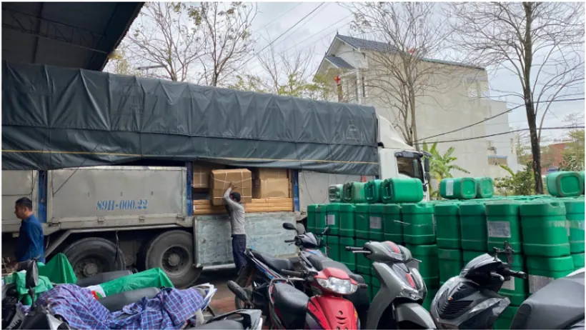 Các kiện hàng được tập kết tại khu vực kho