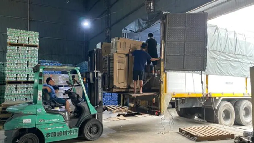 Xe nâng hỗ trợ xếp hàng lên xe tải