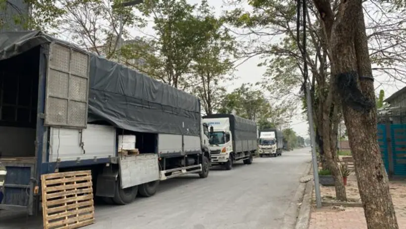 Xe tải trong hoạt động nhận và vận chuyển hàng