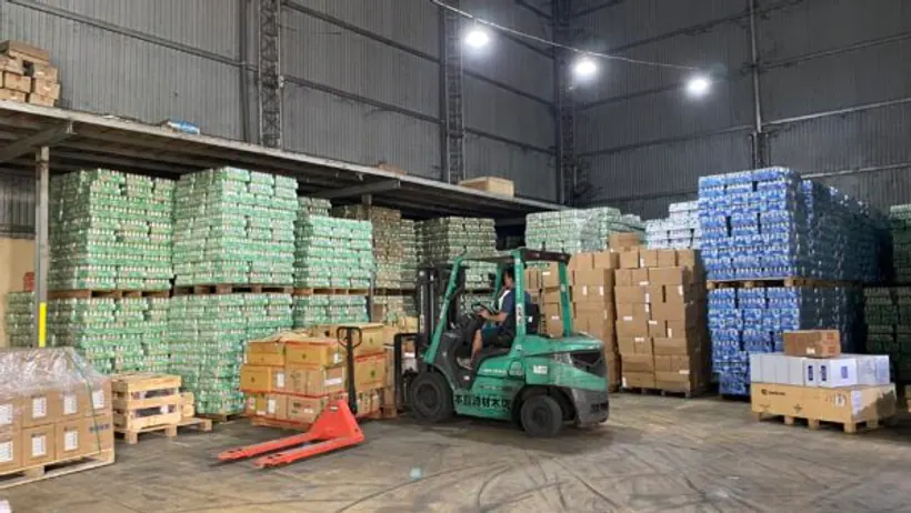 Các kiện hàng được tập kết tại khu vực kho
