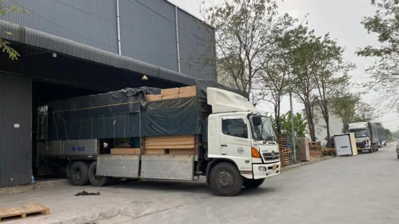 Xe tải trong hoạt động nhận và vận chuyển hàng